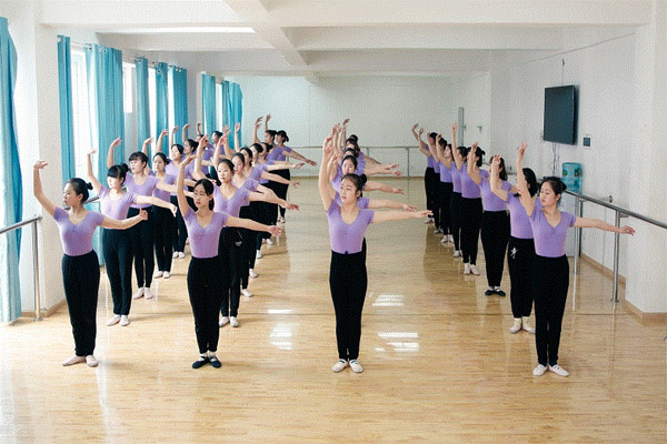 學生們正在進行舞蹈訓練