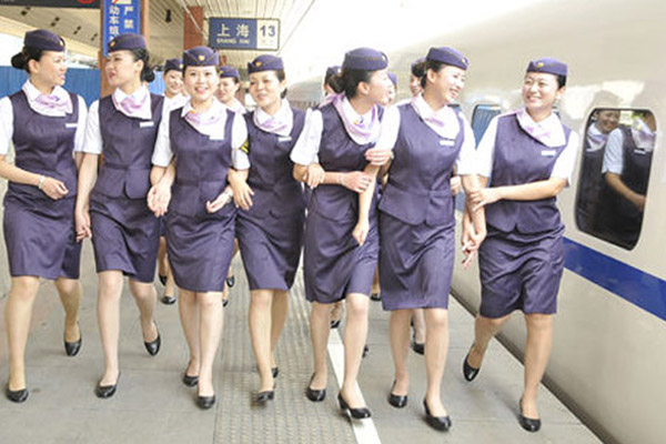 高鐵乘務(wù)員是在旅客列車(chē)為旅客進(jìn)行服務(wù)的工作人員